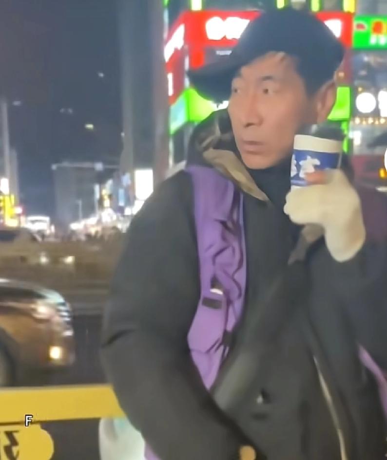 给摄影师弄得实在是没有办法了
吉林延边一位摄影师本来是准备给游客拍照的，但是很多