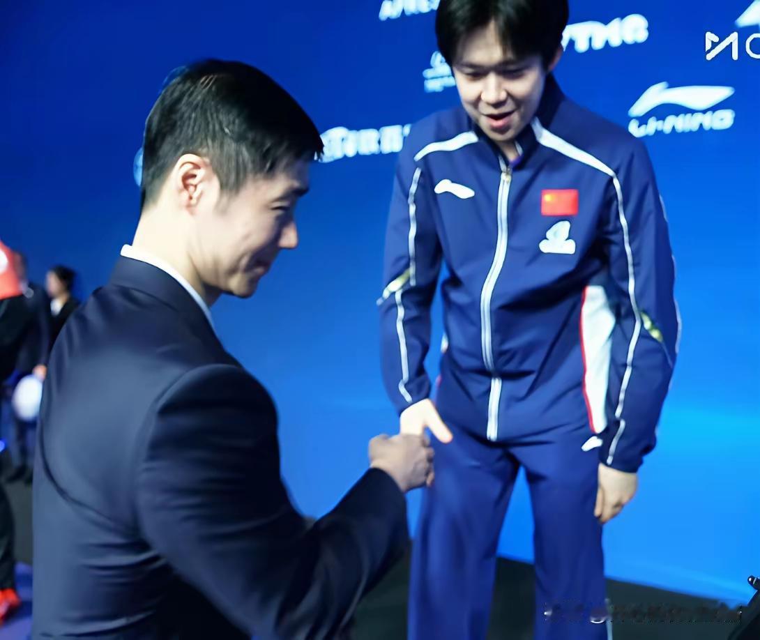 侬好上海呀
上海话：中国乒协主席王励勤主席给世界杯冠军🏆王楚钦挂世界冠军奖牌时