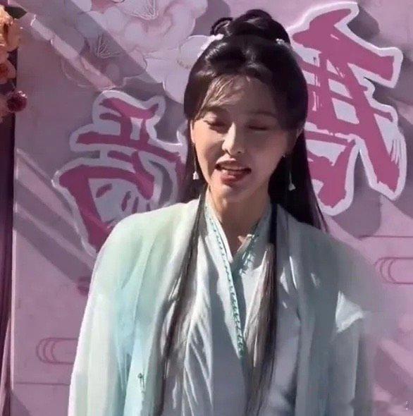 39岁唐嫣演少女，杀青宴生图曝光，状态引热议。 
