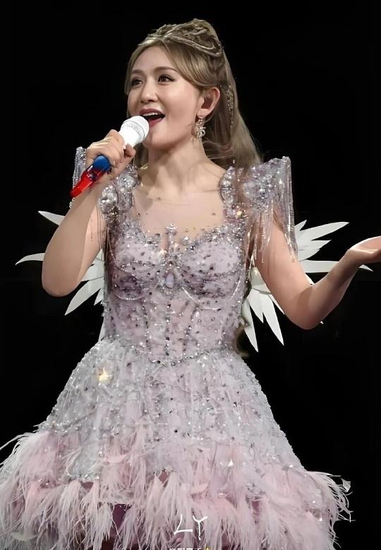 你还记得那个从四川中江县城走出来的姑娘吗？还有她那个成都老公张杰。

谢娜，45