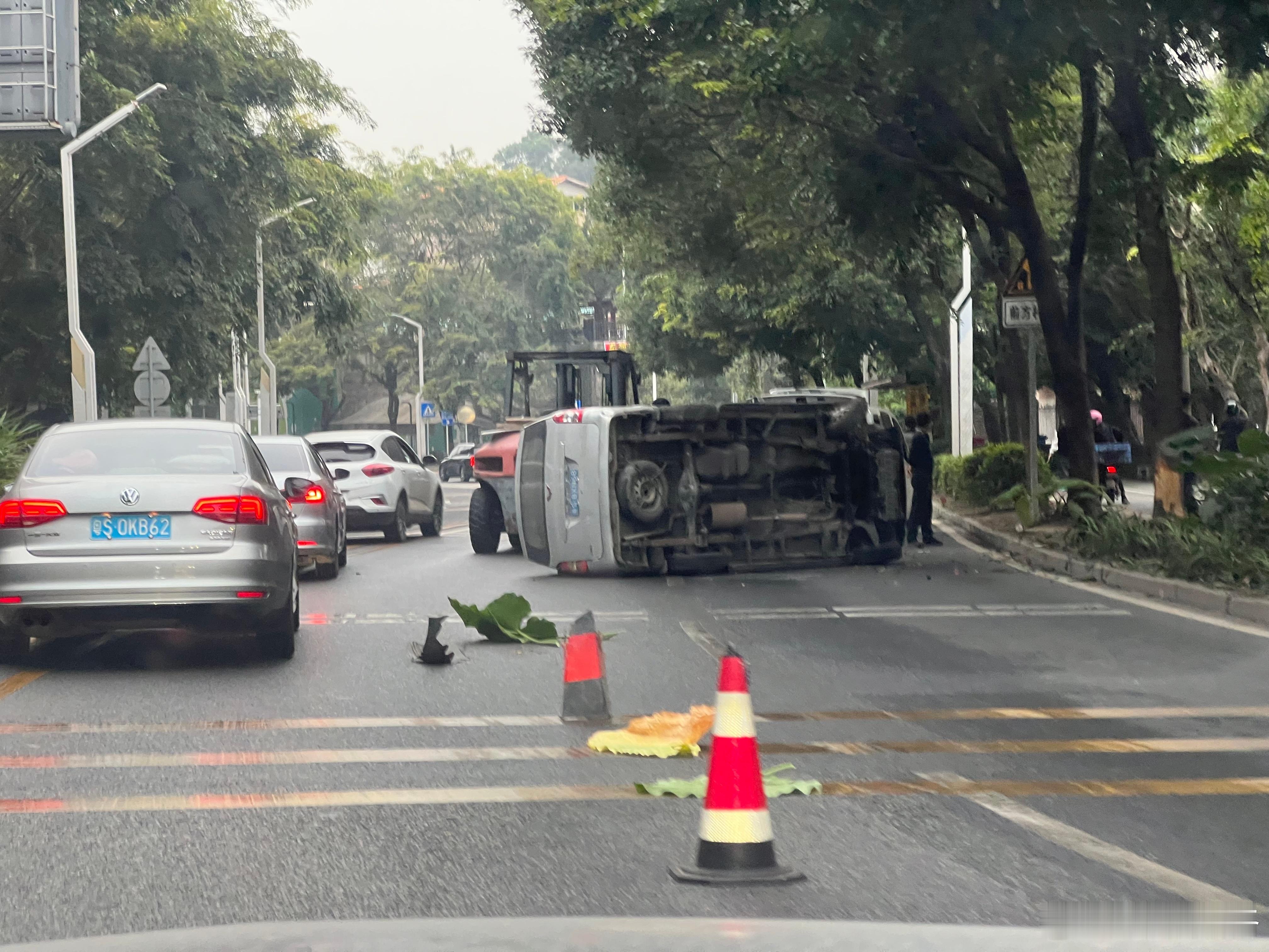 回家经常路过的一个路口，把减速带安装在弯里面是明显设计缺陷，过去在同一位置我亲眼