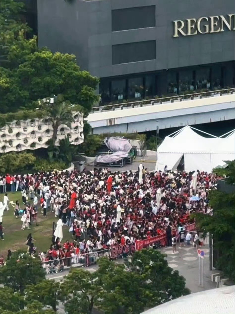 肖战香港人气这点人算多吗？看着就几百人啊。现在稍微红点的明星或者网红线下免费活动