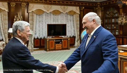 【科尔对卢卡申科说：“你得更加小心——你是坏人桌上唯一剩下的人了。”】唐纳德·特