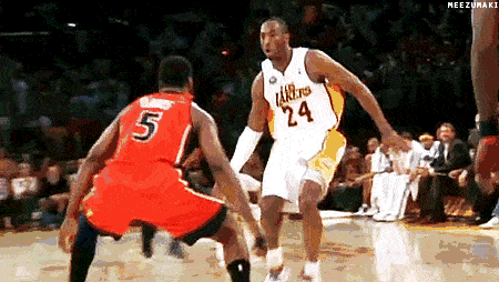 （图一）算是科比职业生涯最华丽的助攻了，但最佳助攻还是（图二）2000年西部决赛