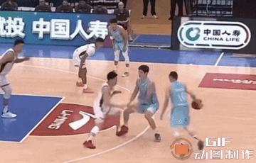 谁的责任？昨天山西男篮对阵青岛男篮的CBA夏季联赛中，山西后卫张宁又成为了比赛的