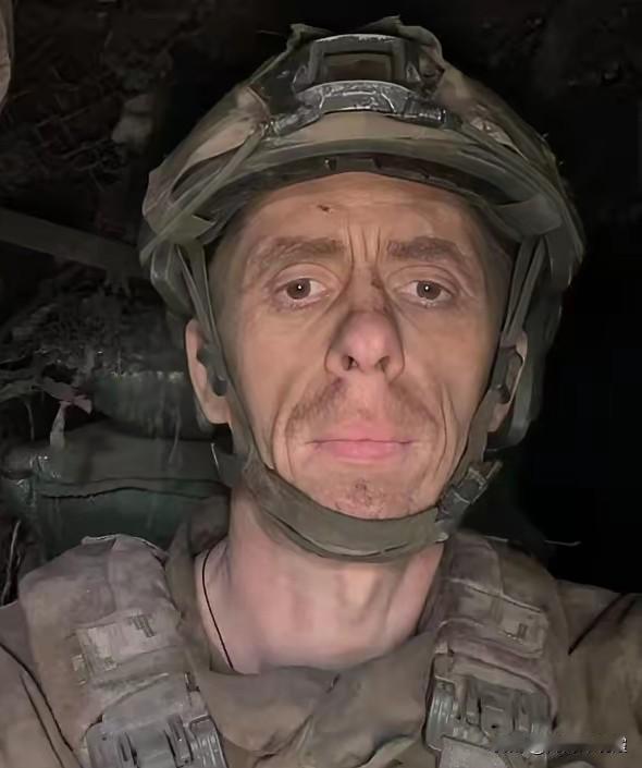 乌军一个人坚守阵地472天，撤下火线时，已经几乎不会走路！乌军46岁老兵谢尔盖·