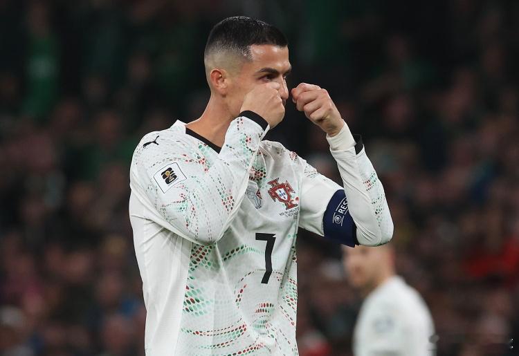 由于在世预赛欧洲区比赛与爱尔兰的比赛中肘击染红，C罗确定将无缘下一场与亚美尼亚的