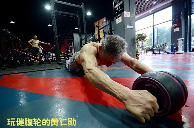 黄仁勋爱好是健腹轮，看他和庆云楼老板娘朱润润的合影，就知道他空余有撸铁。已过花甲