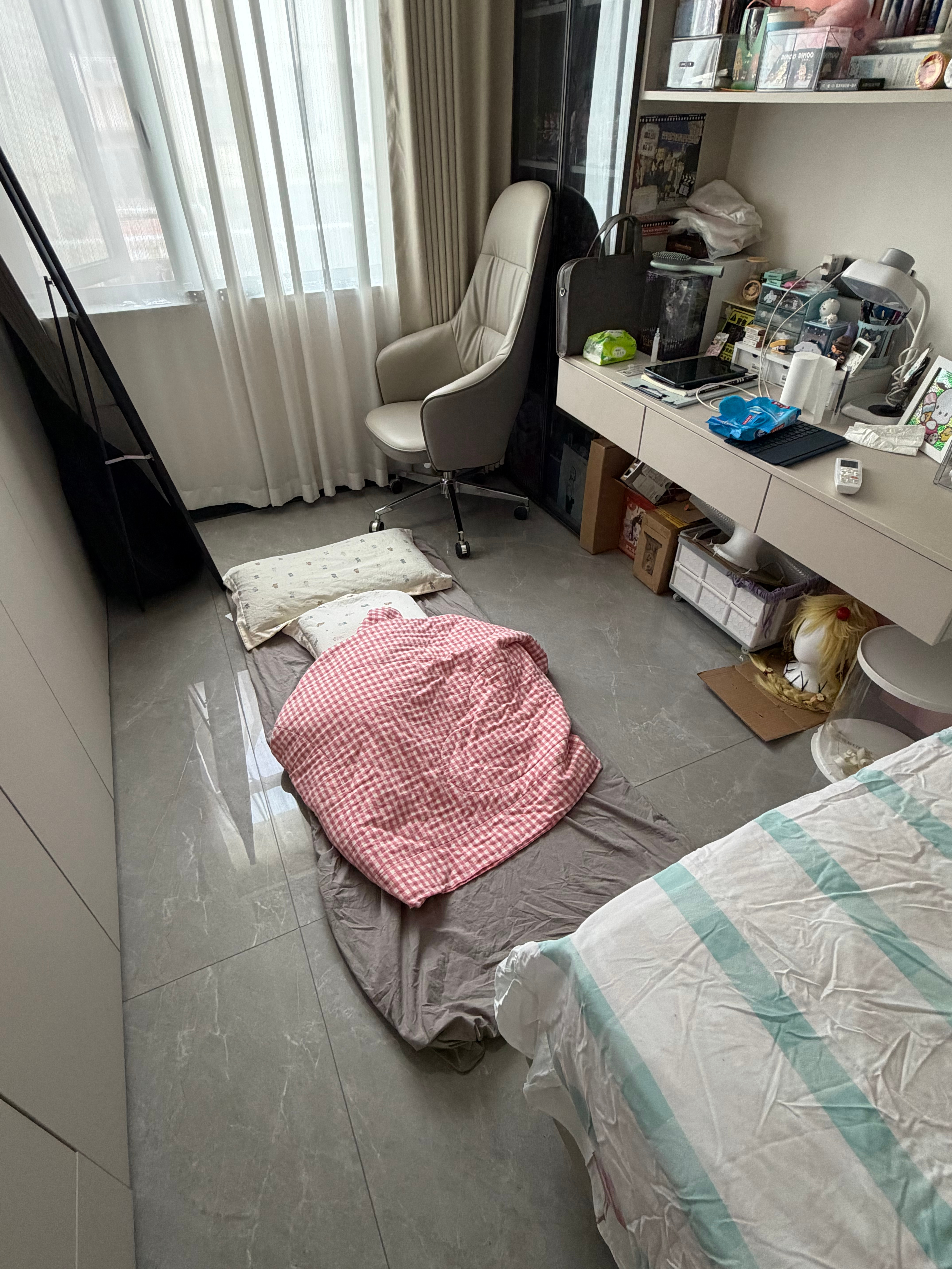 床上不睡就乐意睡地上 