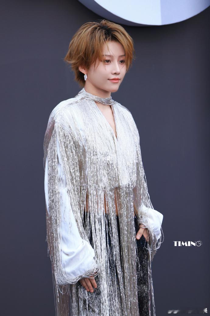 刘雨昕来培养死士了刘雨昕是来培养死士的吗！芭莎之夜场外传来好消息。粉丝在外面排队