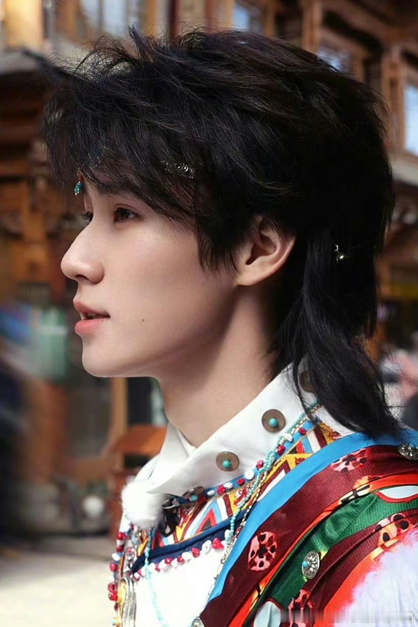 张真源秋裤塞袜子  《奔跑吧》中，周深为张真源睡裤单薄操心，真源展示塞袜子秋裤，