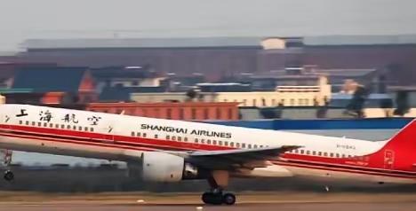 2000年，一中学生乘机，坐在窗边的他，发现机翼上竟然有个小豁口。震惊的是，飞机