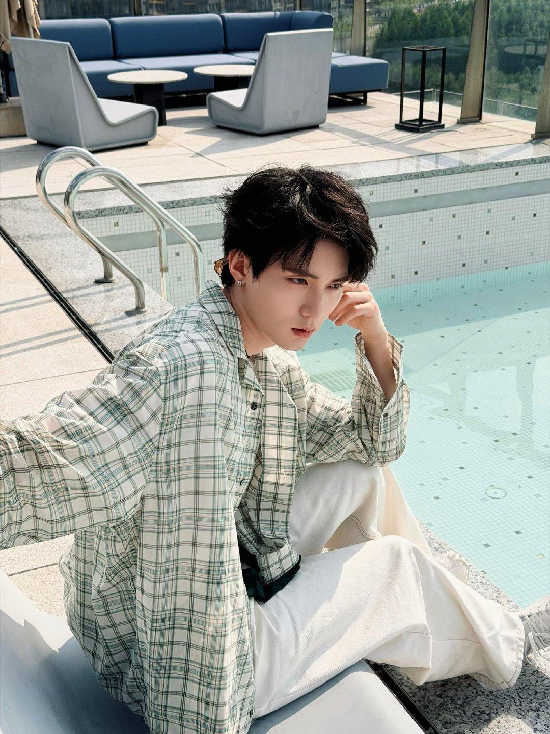 周翊然我拍的清爽学长周翊然 周翊然今天太男大了，清爽得想喊一声学长好。 