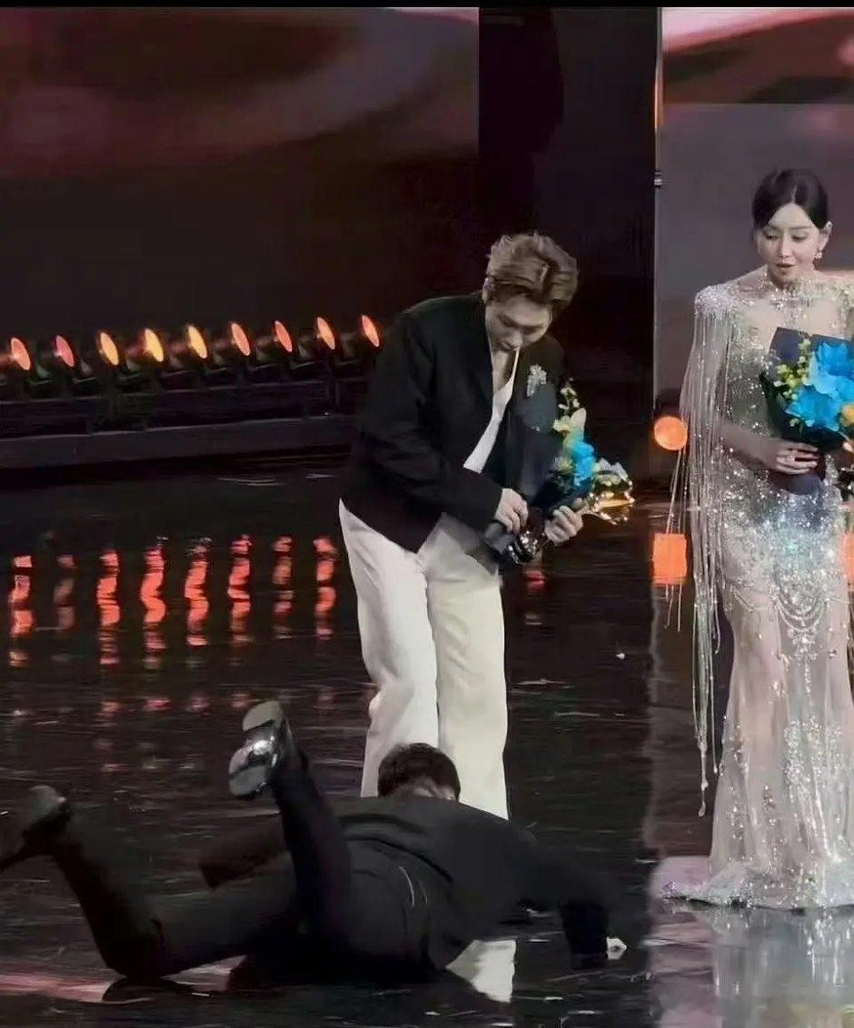 草果味摔了个大马趴