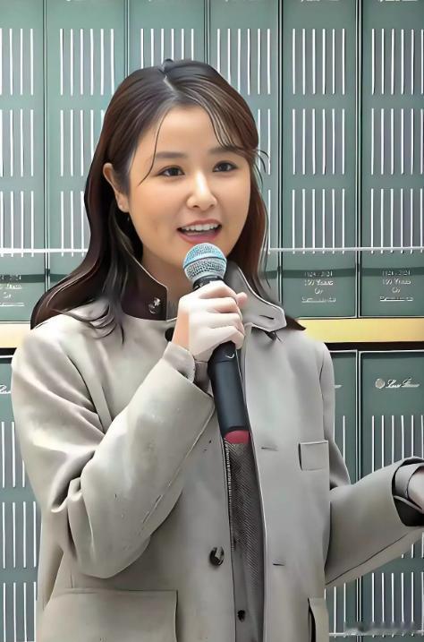 49岁林心如增肥后气质升级，西装搭阔腿裤贵气拉满，惊艳到差点认不出 