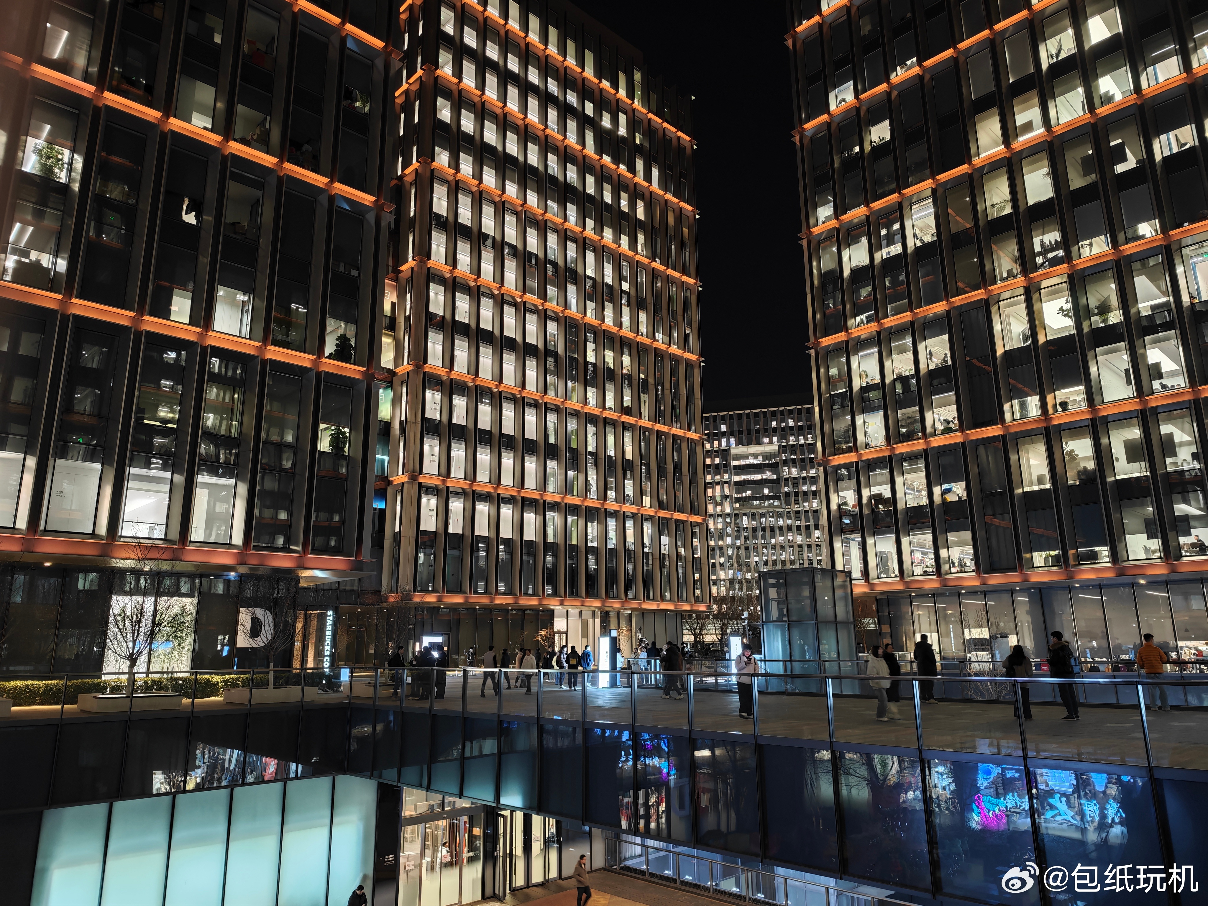 来小米科技园看小米17 Ultra了，今晚有一起看发布会的同学吗？