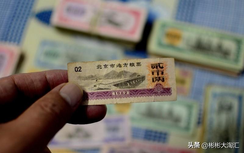 我就是收藏粮票和硬币的爱好者！粮票承载着特殊的时代记忆，以前物资匮乏，粮票可是生