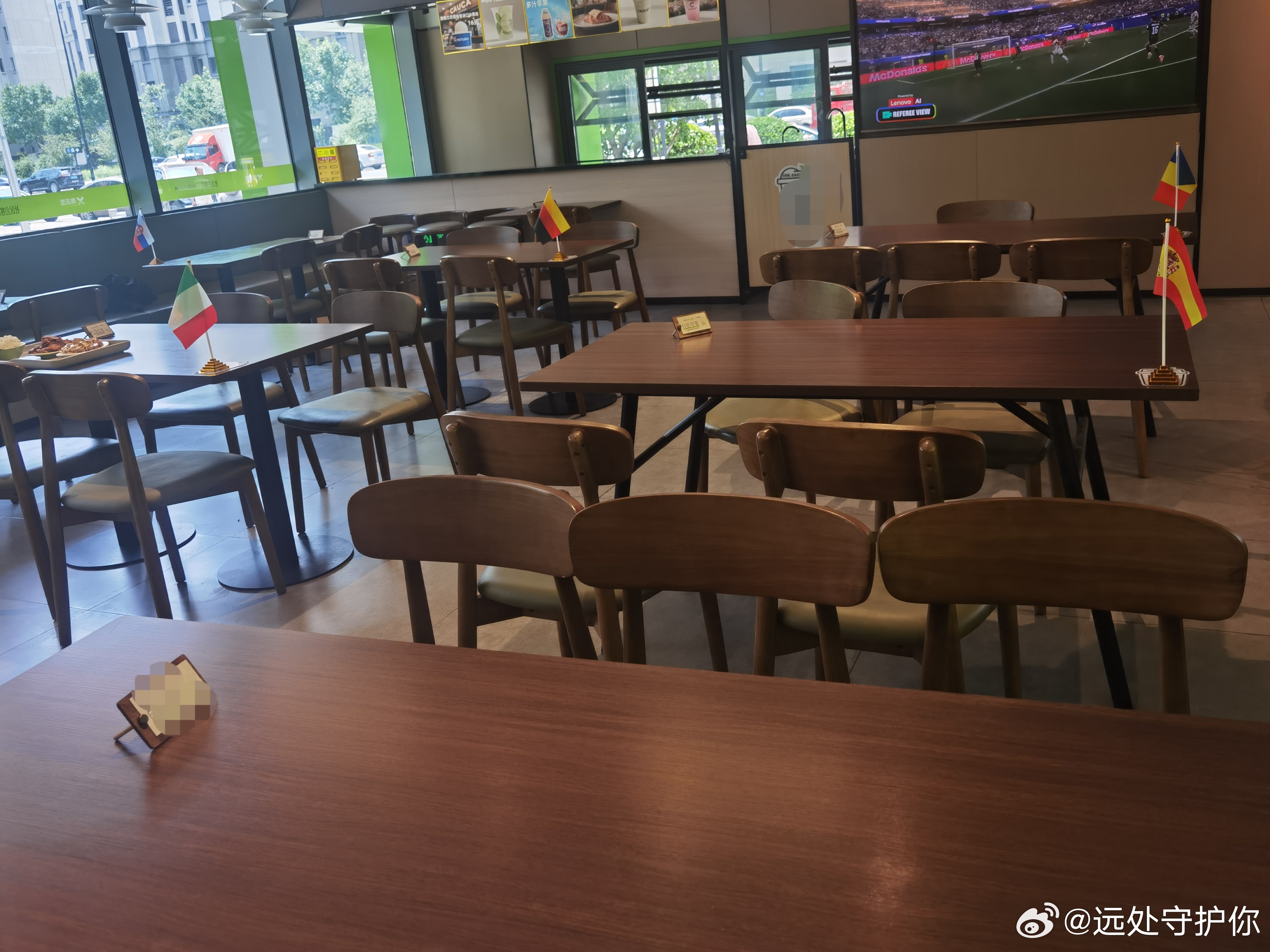 社区食堂好应景，随处可见世界杯元素 