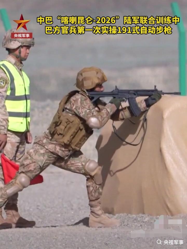 巴基斯坦士兵体验我军191式自动步枪，打完子弹后纷纷称赞这款枪打的准，还使用10