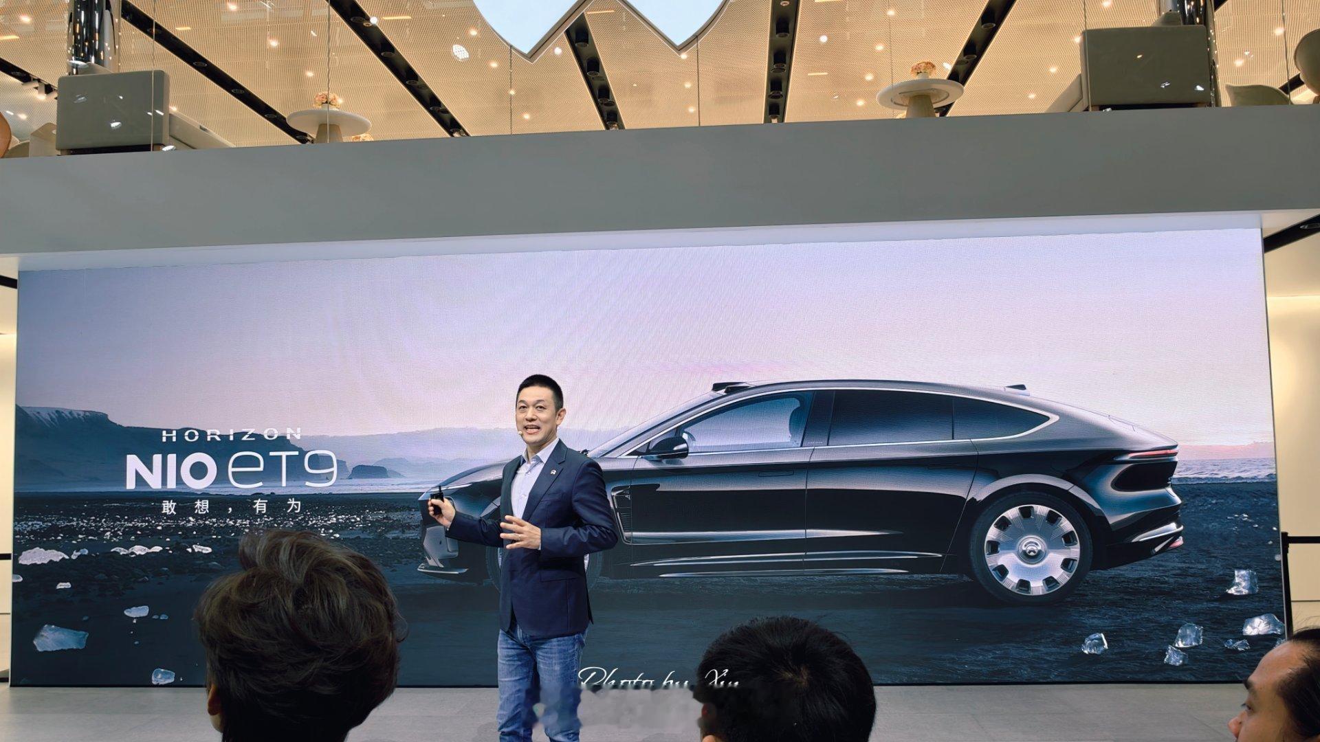 蔚来ET9地平线特别版新增两款配色「拂晓黎明」，「日照金山」日照金山是纯粹的老钱