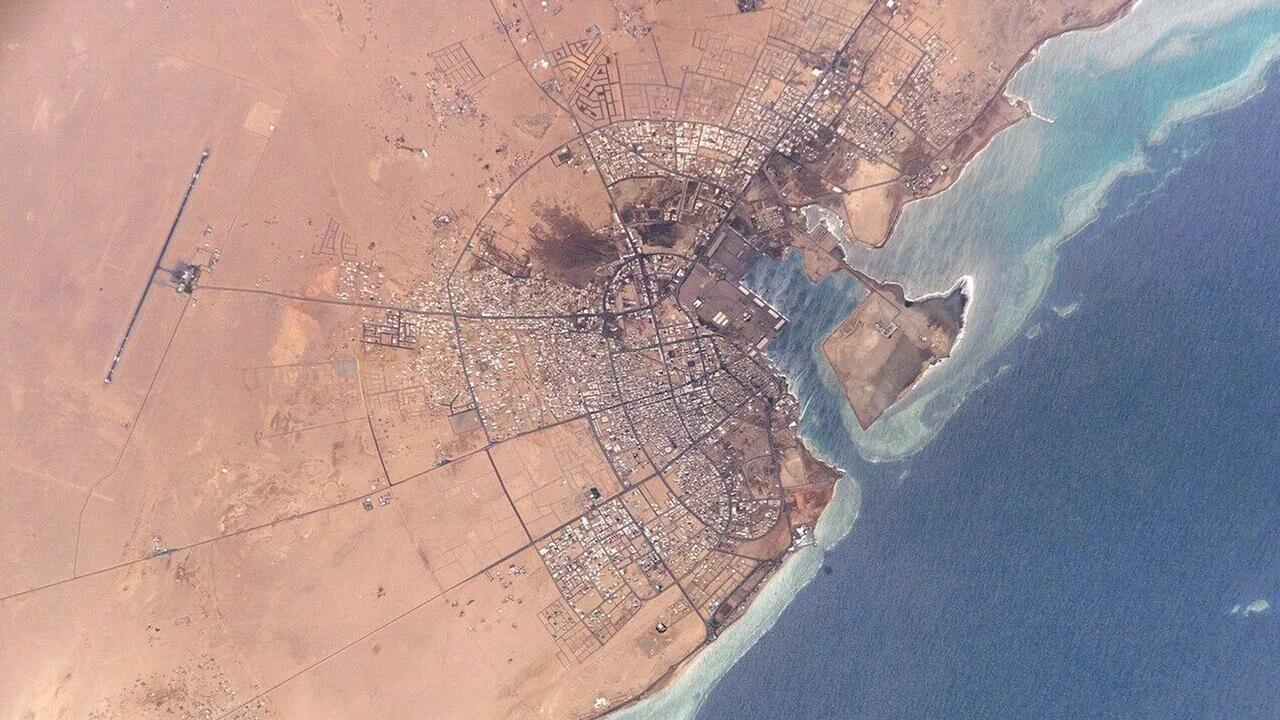 胡塞武装刚在红海把沙特油轮炸得起火冒烟，转头就给中国船队开了绿灯！7月24日最新