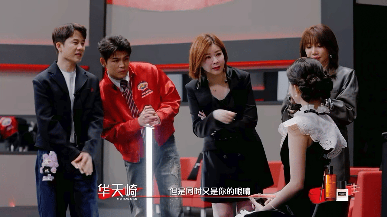 杜华摇不来王一博但摇来了玩偶小嗷突袭艺笔封神综艺现场！杜华随身常备王一博玩偶，现