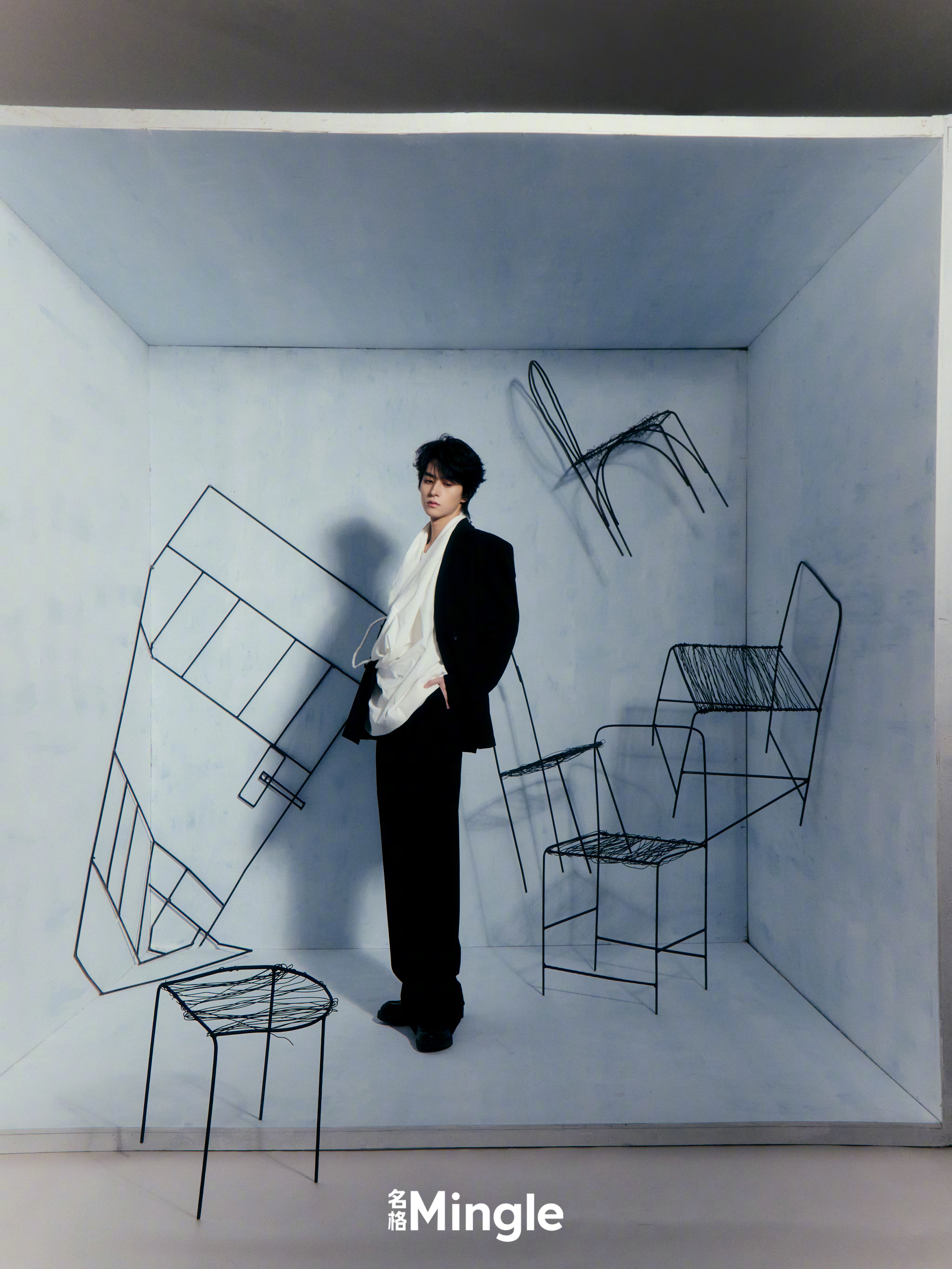 邓孝慈把铁丝做的王冠戴头上 邓孝慈新刊造型直，《名格》独幕剧主题氛围感拉满，空房