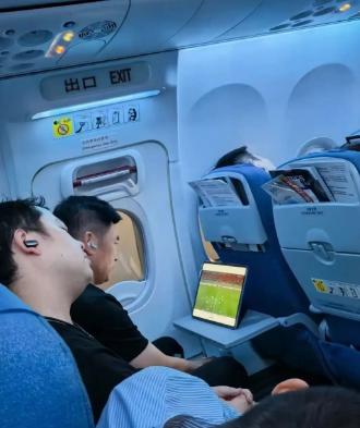 两张对比图，又把成都蓉城主教练约翰-阿洛伊西推上了风口浪尖
起因是约翰教练从上海