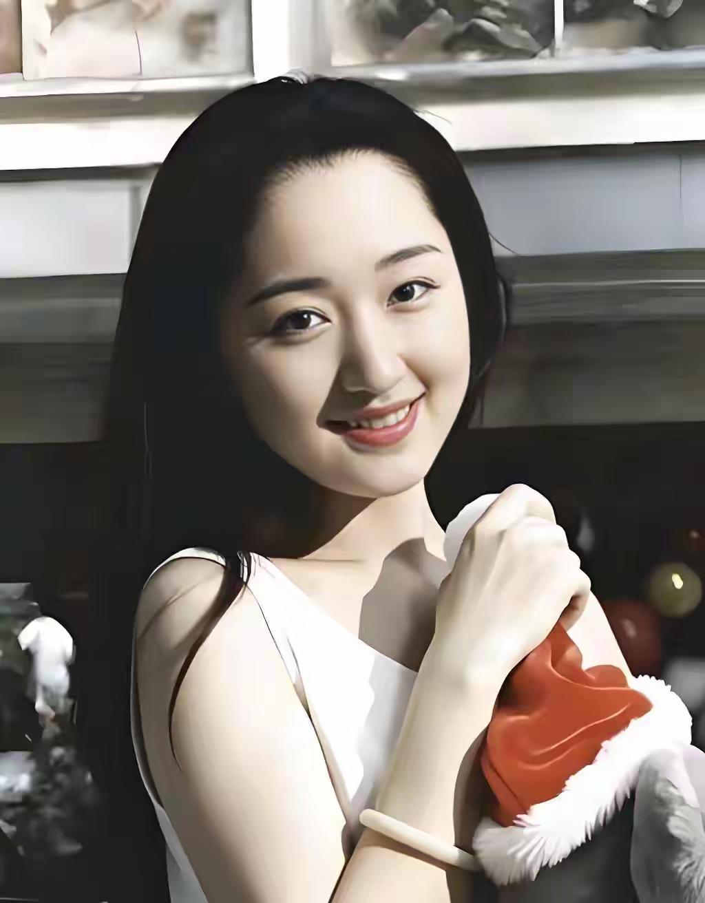杨钰莹的《轻轻地告诉你》和《我不想说》真的刻在记忆里，当年磁带循环播放，甜歌天花