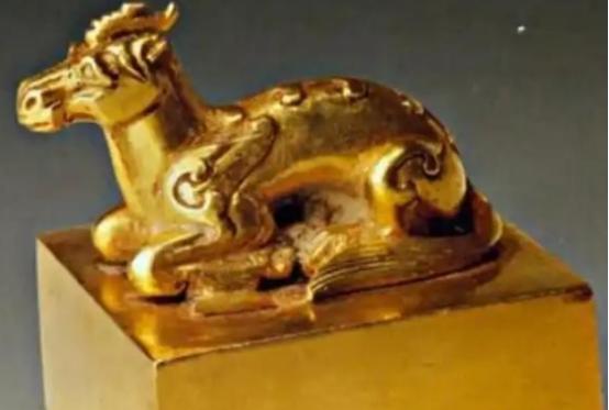 1993年，郭新科在墓中将一颗800克的皇后金印吞入腹中，回家后，他喝下一大壶香