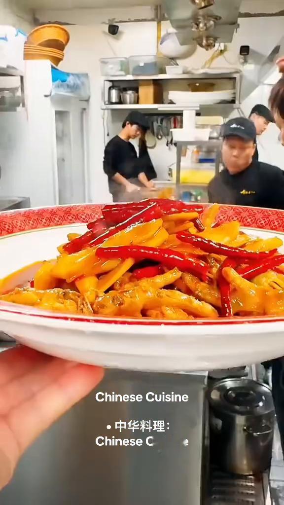 口味猪脚。
中华料理。
生炒仔排、姜辣风爪、牛胸口油、干煸鸭脚筋、芥末罗氏虾、权