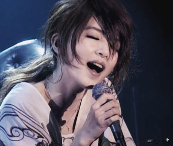 这还不够明显吗？田馥甄暗藏小心机，官宣文案删掉“一家人”和“登岛”两大字眼！

