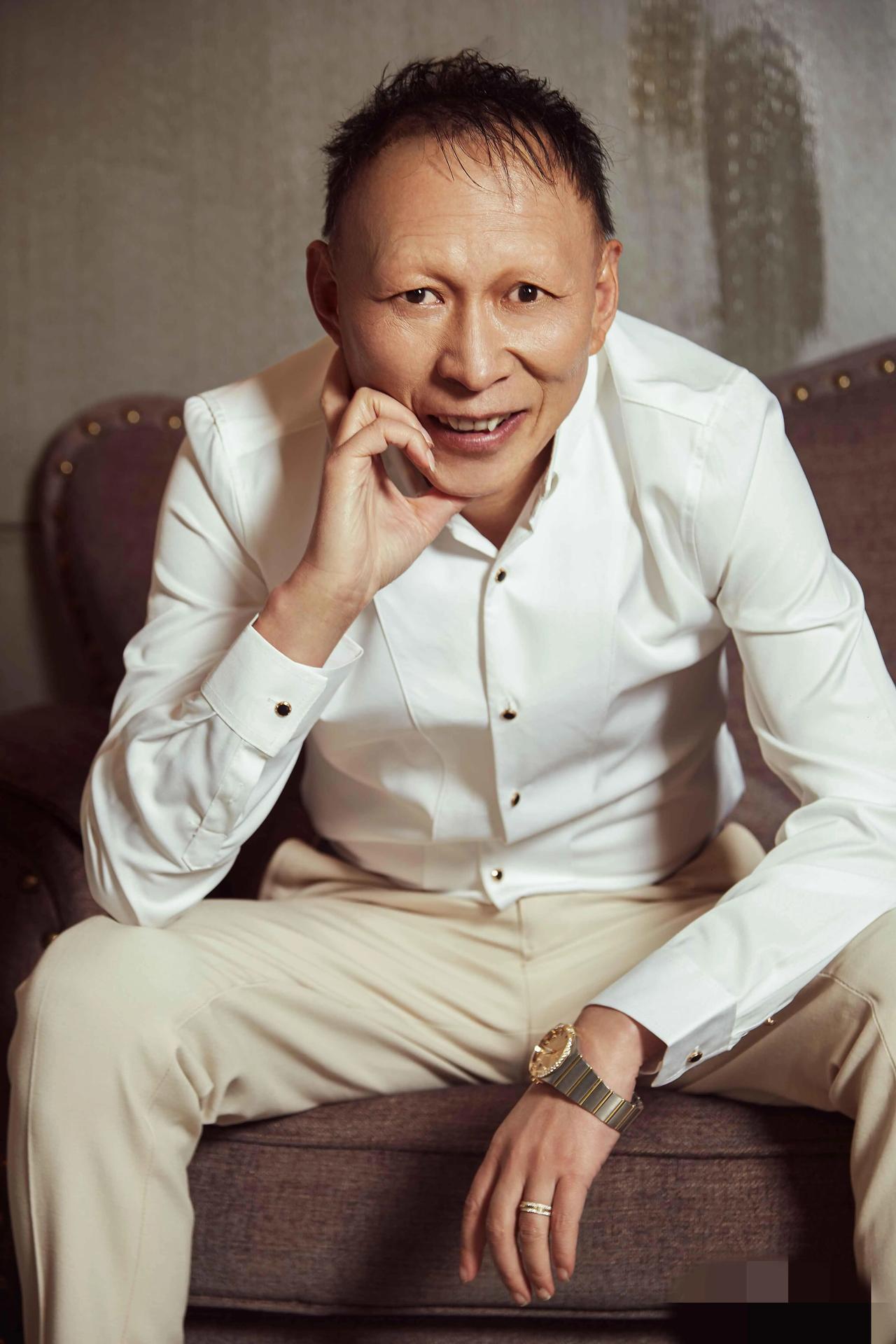 演员李明说，我父亲为了养家糊口，从一个放羊娃到青藏线当工人，然后部队招兵就离开了