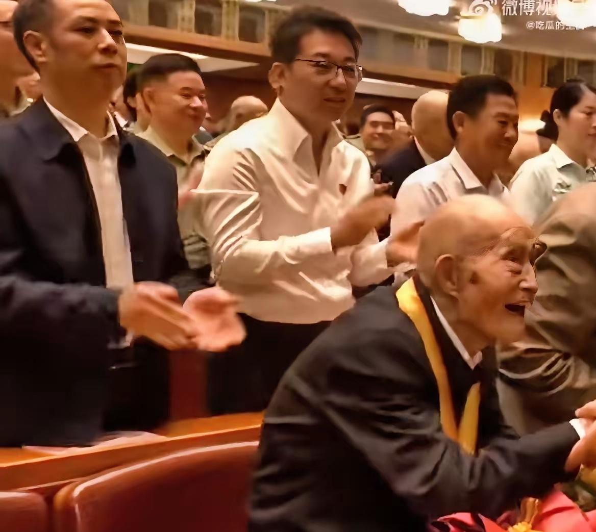 “九三”阅兵还想看，“九三”的晚会还想看。我为抗战同胞的英勇而落泪，我为今天祖国