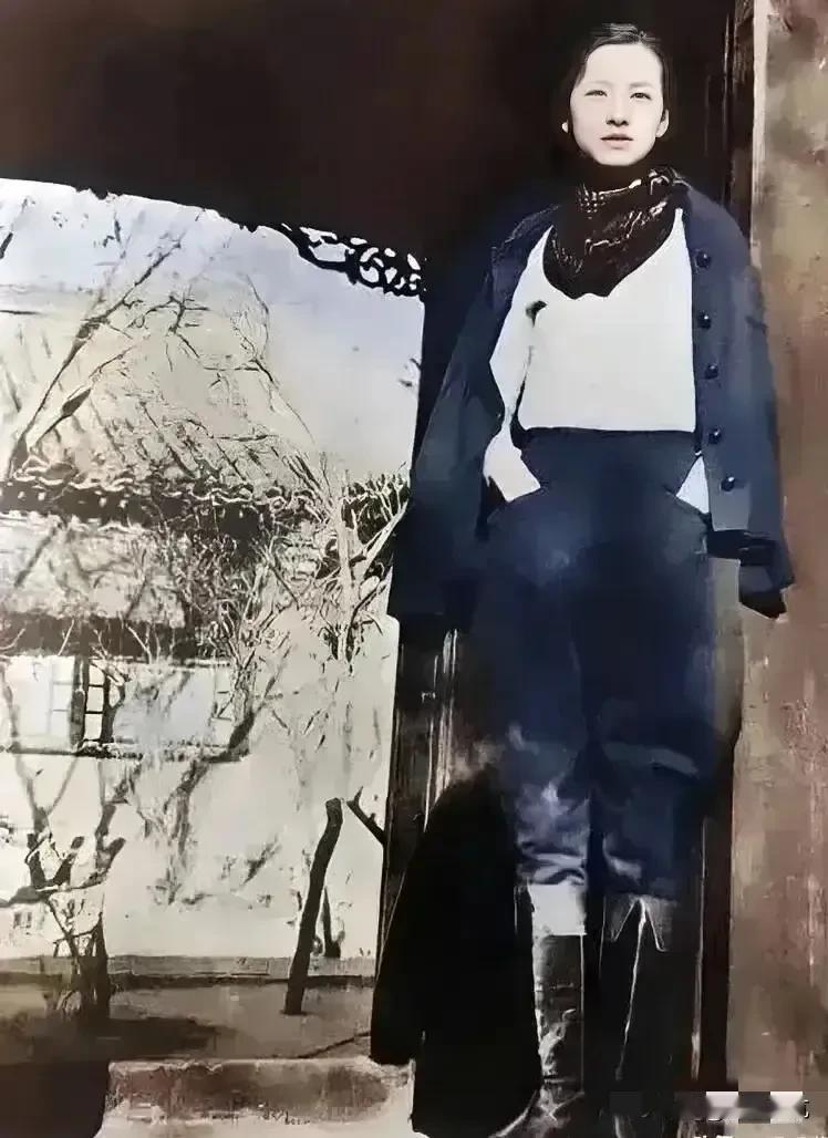 林徽因这身打扮，即便放到现在来看，依旧会让人感觉十分时尚。
那个年代的着装，崇尚