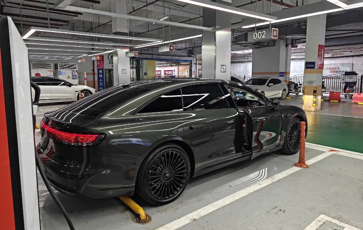 仙踪绿+黑曜套件的享界S9有着C级高端轿车独一份的气质，真好看