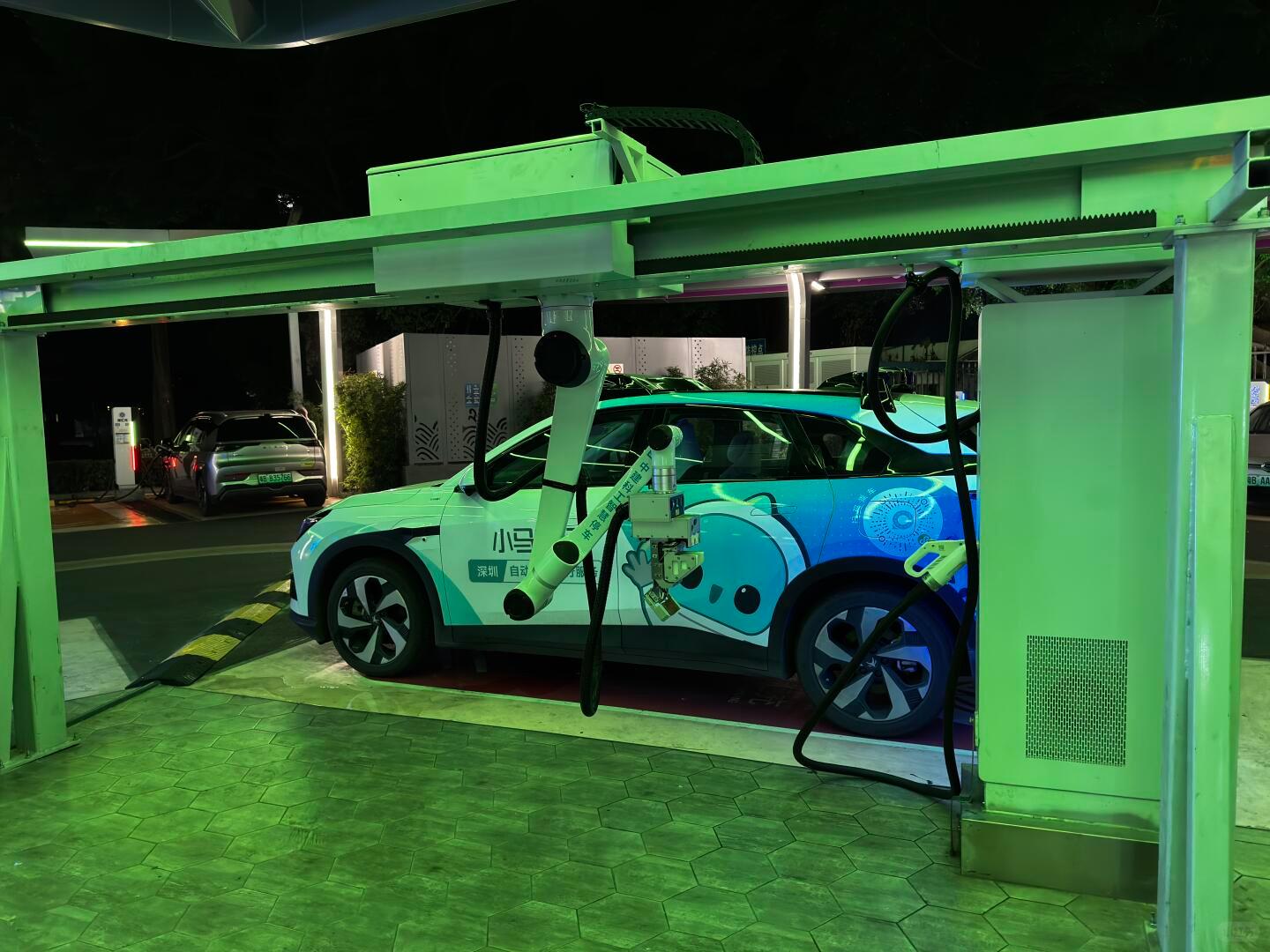 今天才知道，无人驾驶网约车连充电插抢都是用自动机械臂完成的，已经真正意义上不需要