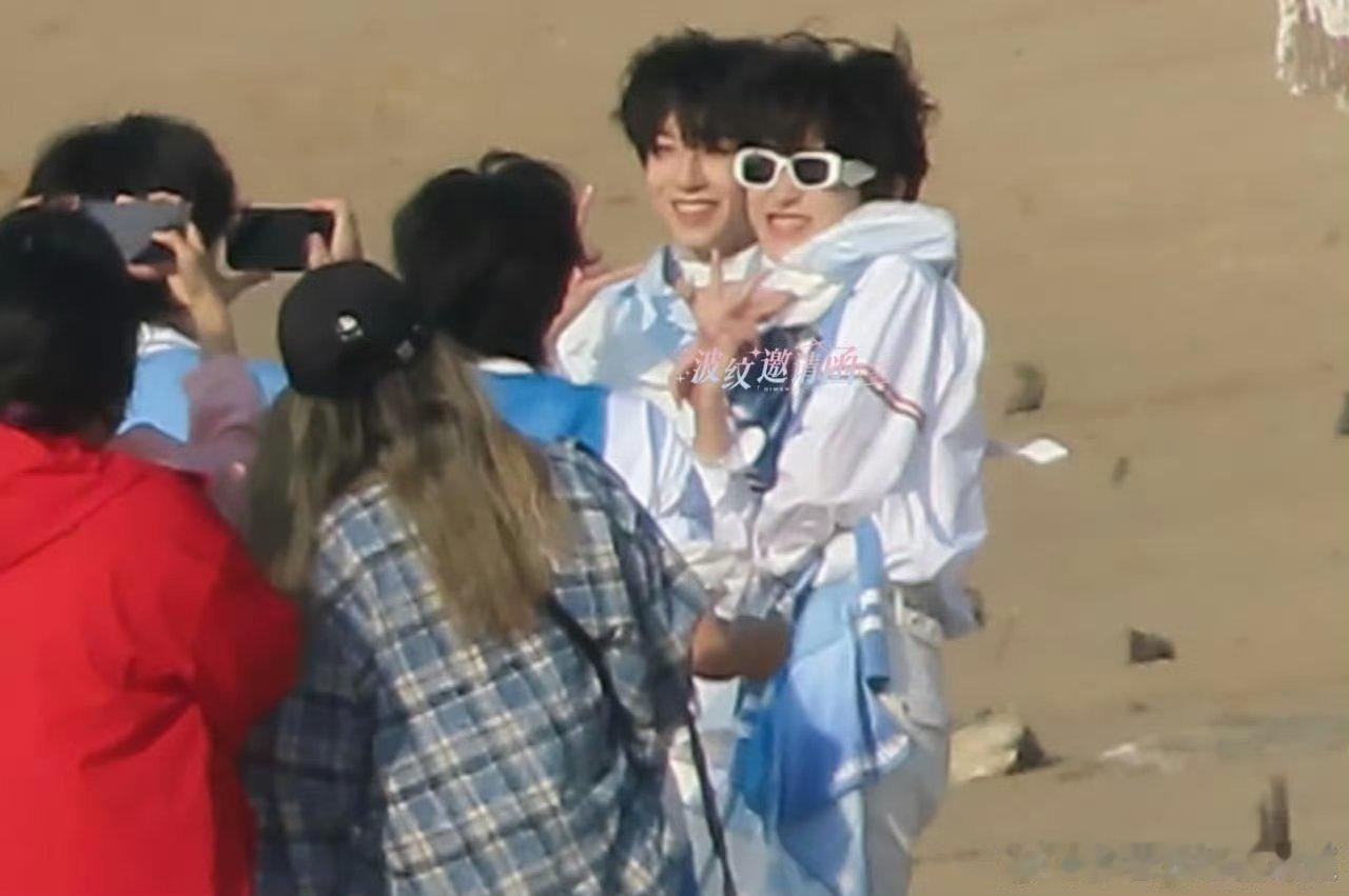 奇文搂肩拍照左奇函杨博文搂肩路透TF四代海口路透 这素谁家xql 笑的好开心！ 