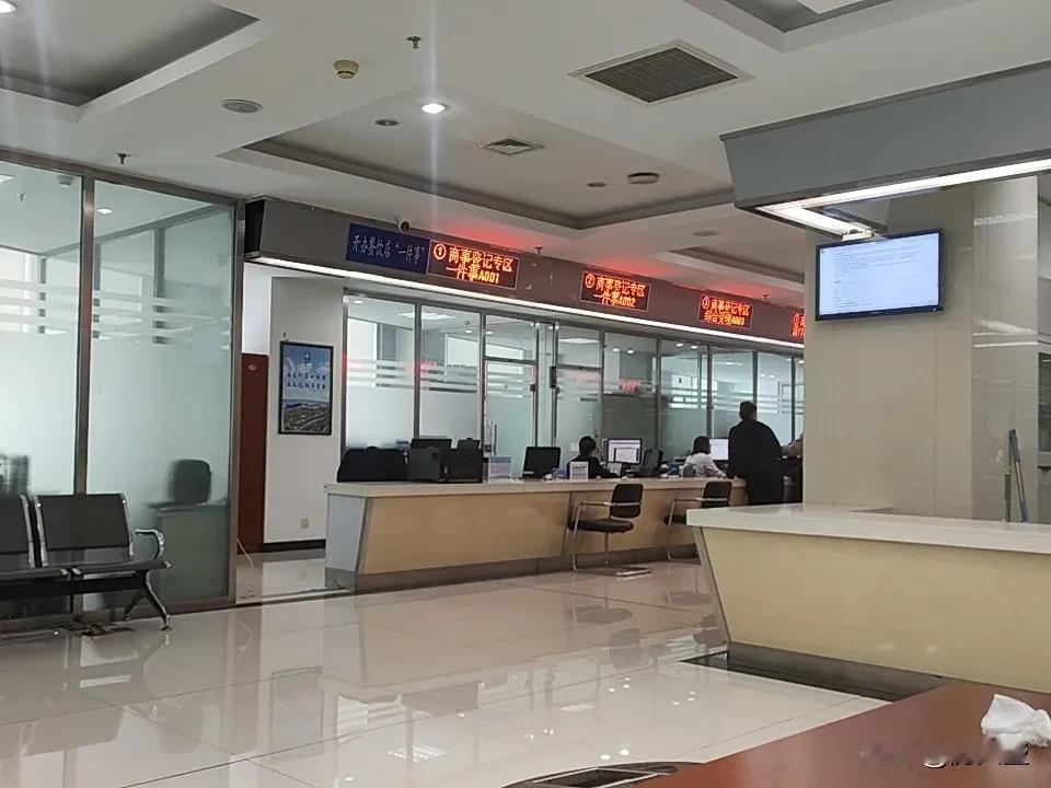 人幸福不幸福，我觉得不取决于拥有多少，而在于怎么看待拥有的一切。
心态就是幸福的