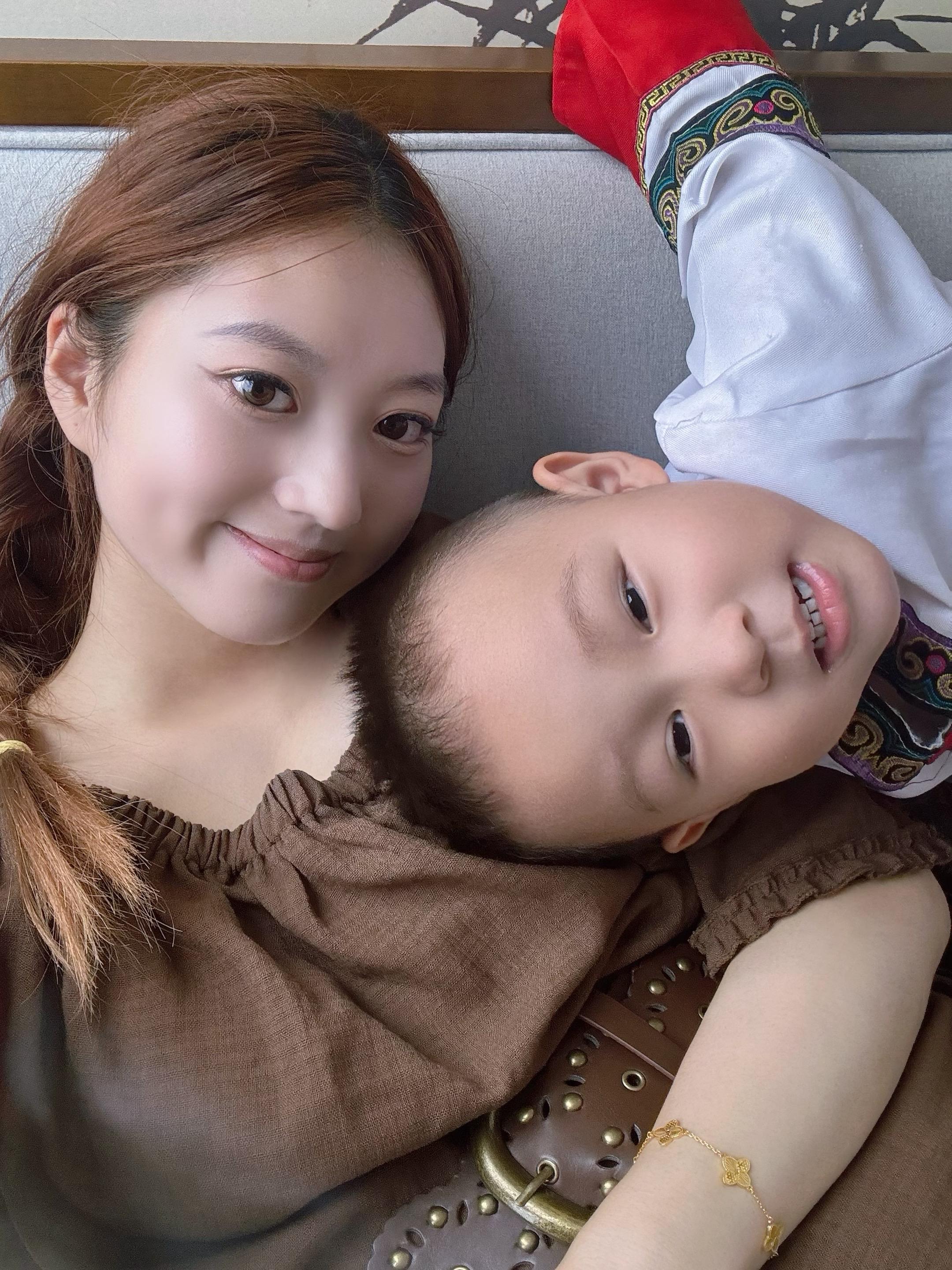 想看动画片的小孩