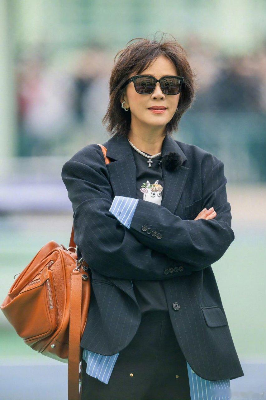 催柯淳秀肌肉就算了，还说我穿泳衣太性感，给孩子整得直接红温砸水里，这嘴太敢说了 