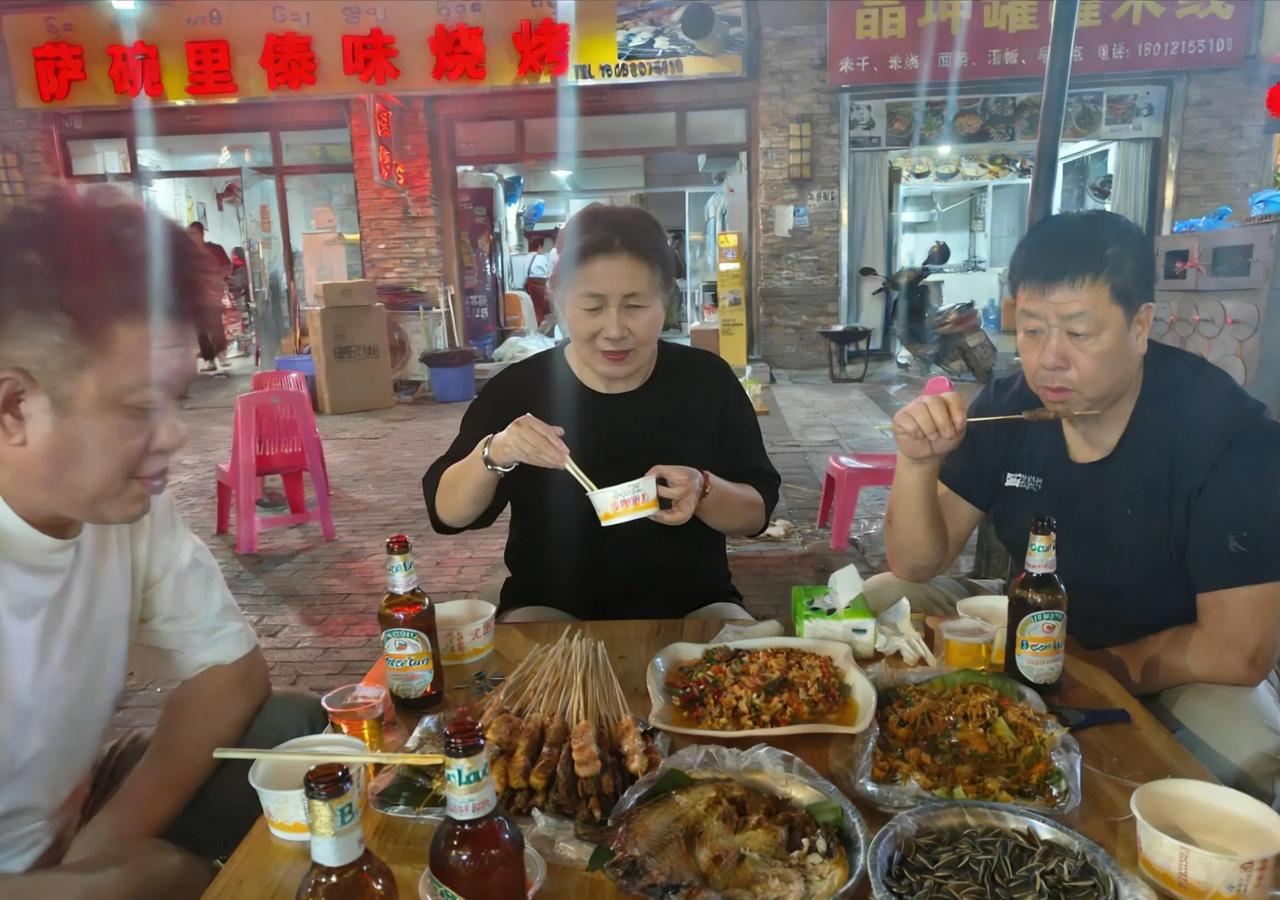 昨天晚上开车拉着哈尔滨忘年交大力去了星光夜市，他1号上午就回哈尔滨了。他是26号