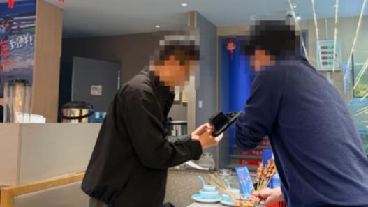 在美食探店领域，“拍完就扔”的浪费现象屡见不鲜。有探店博主点满一桌海鲜大餐，却仅