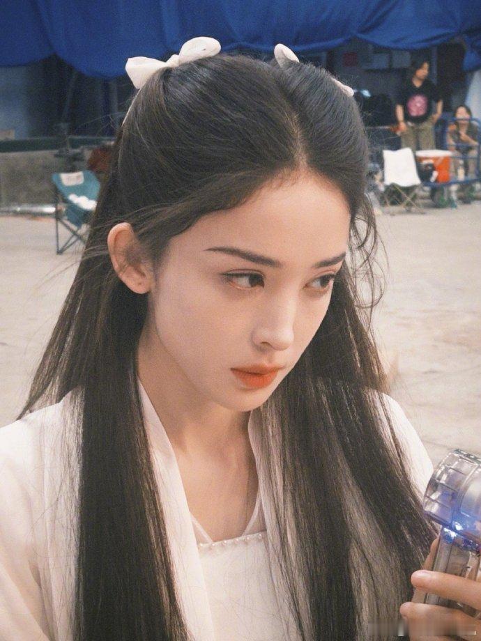 看娜扎的物料总会被她的颜值吸引，不是那种夸张的惊艳，是越看越舒服的美，气质也很温