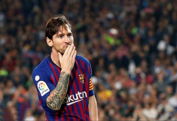 梅西真是一个幸运儿，小时候因为疾病被资本挽救，长大以后赶上国际足联足球规则的大改