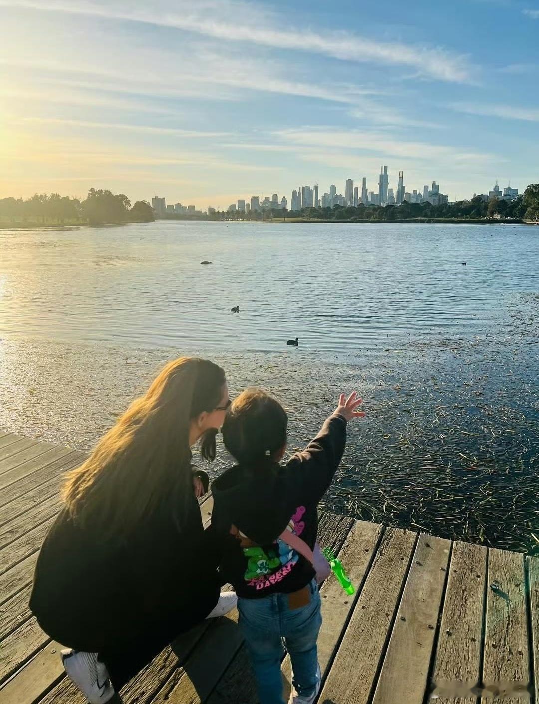 周杰伦晒昆凌与小女儿合照 周杰伦挺喜欢晒老婆和孩子的，这是他在分享自己的幸福和骄