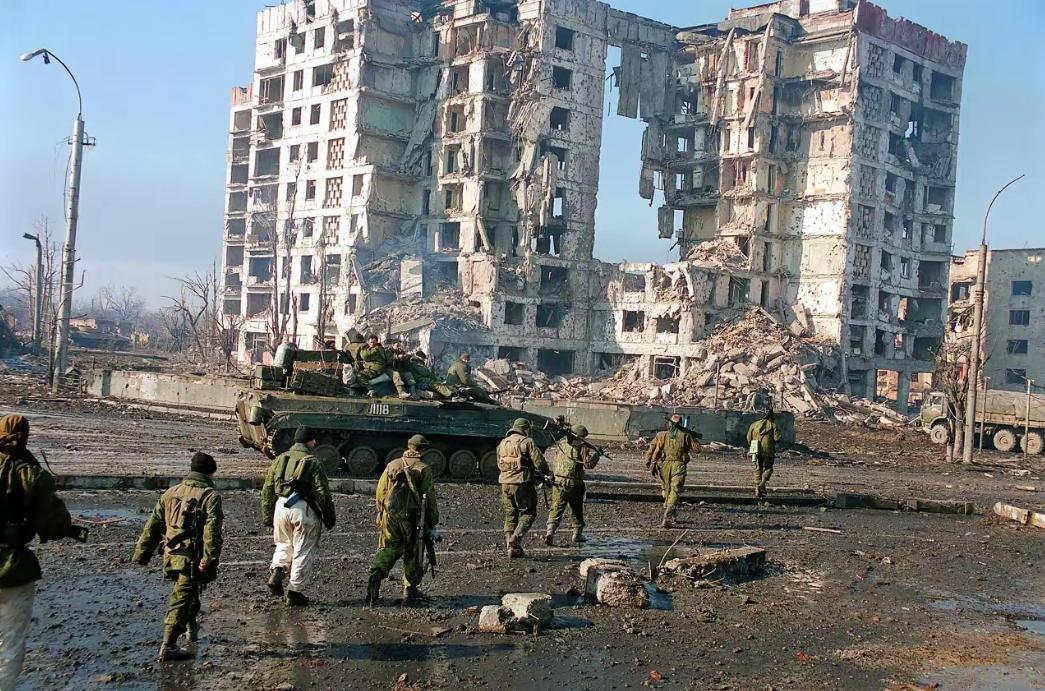 伊朗这场仗，基本上已经打不下去了。

不是说伊朗要公开举白旗，那是绝对不可能的，