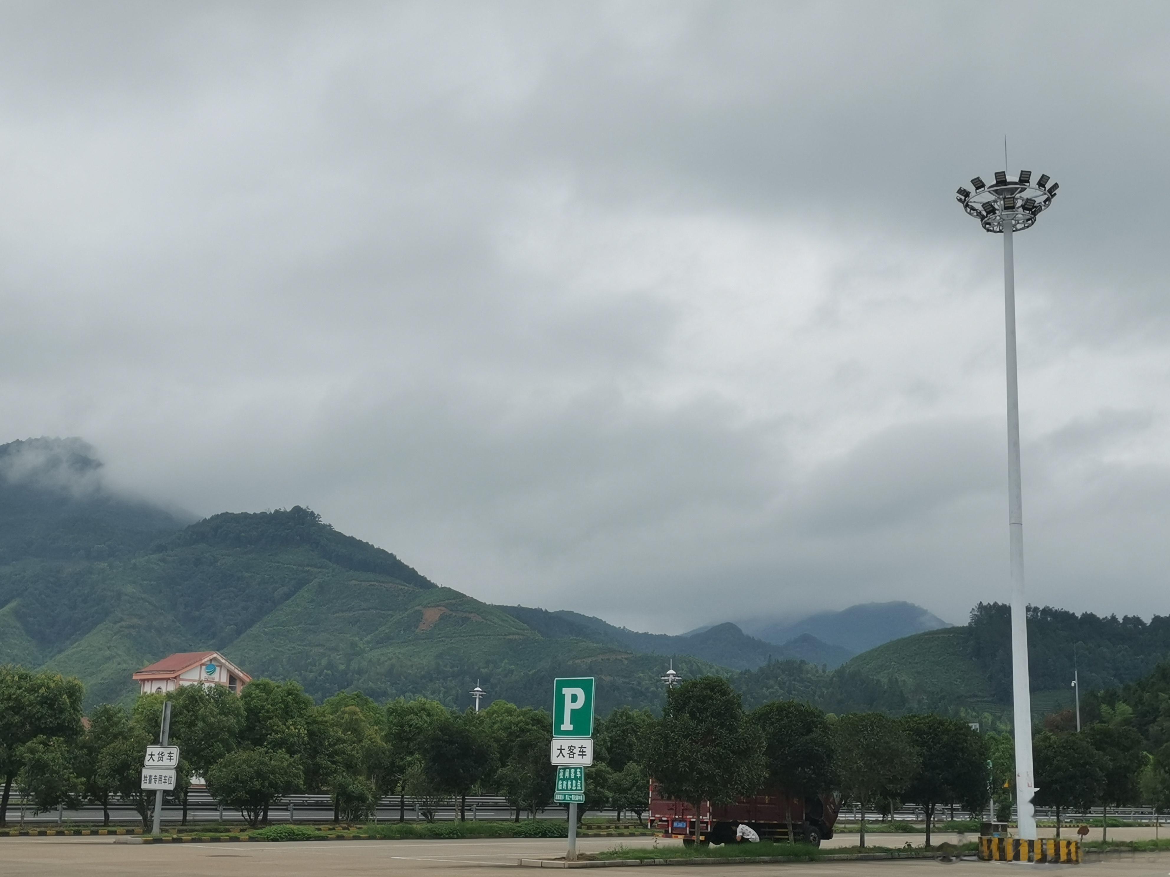 胃癌早期的症状胃癌早期症状包括上腹部不适、疼痛、嗳气和上腹部胀满感等，胃是消化器