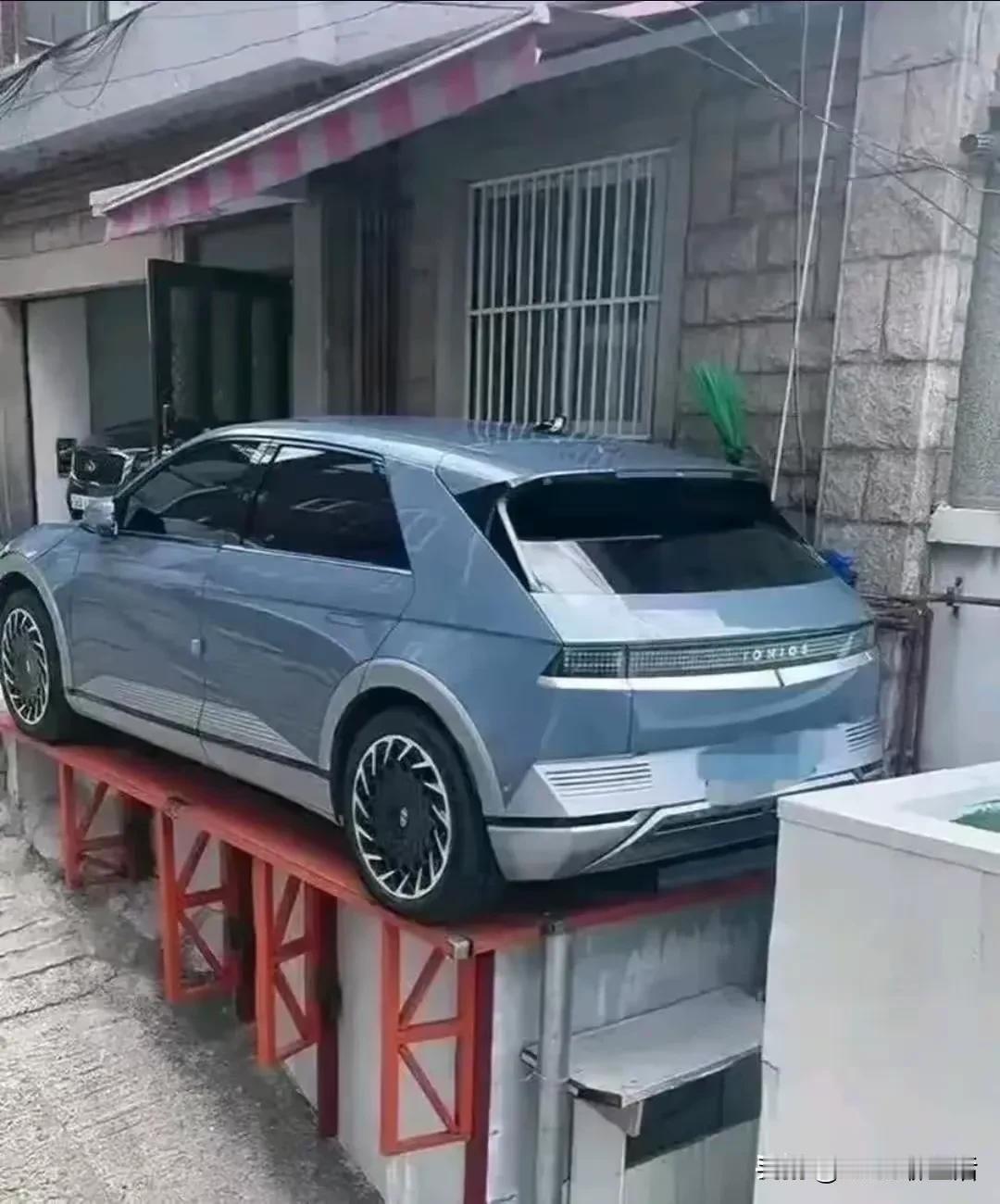 终于体会了
为什么会说“办法比困难多”
看看这个车主，真厉害
没有车位自己创造车