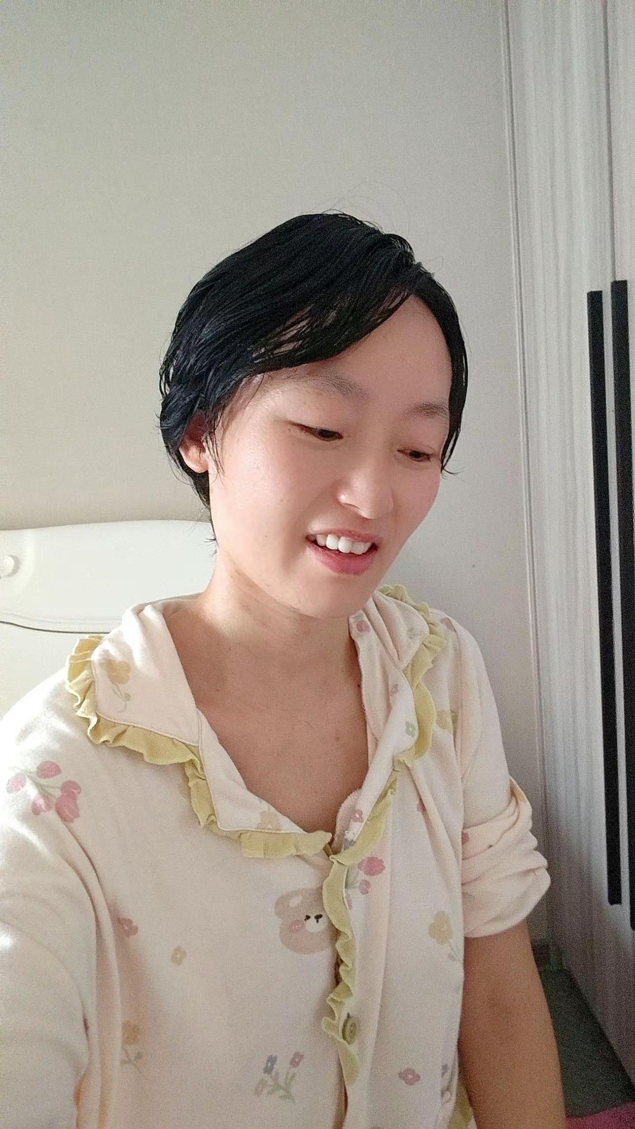 睡不着靠听道德经和伤感歌，我有点臭了。总以为时间很慢，可转眼间又要立秋了。季节变